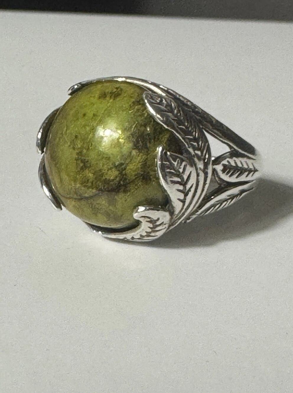 Vintage CFJ THAI 925 Sterling Silver Domed Green Cabochon Leaf Ring Size 7.5 10g